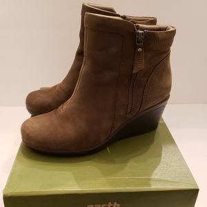Earth Cardinal Vintage Leather Ankle Boot, Color Stone, Size 8